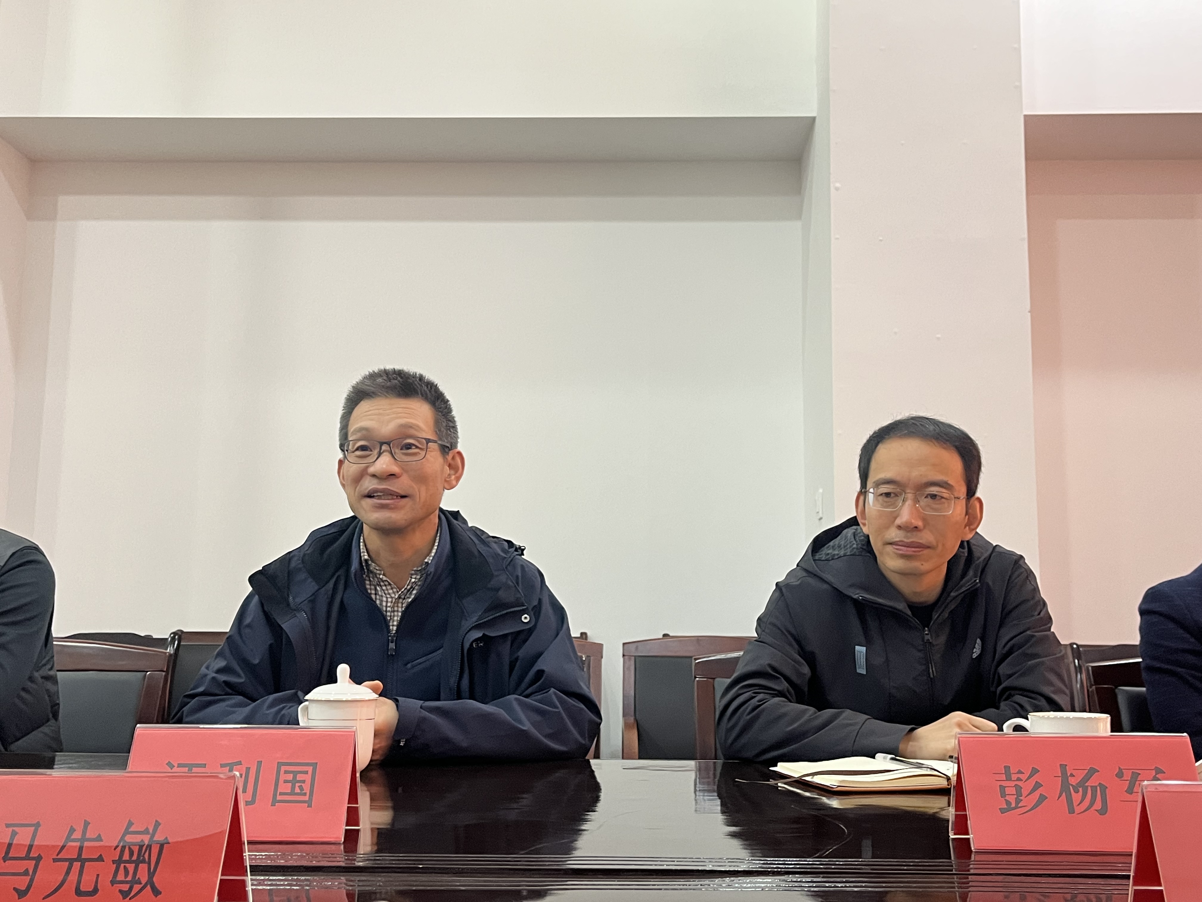 圖為董事長汪利國、總經(jīng)理彭?xiàng)钴?jpg